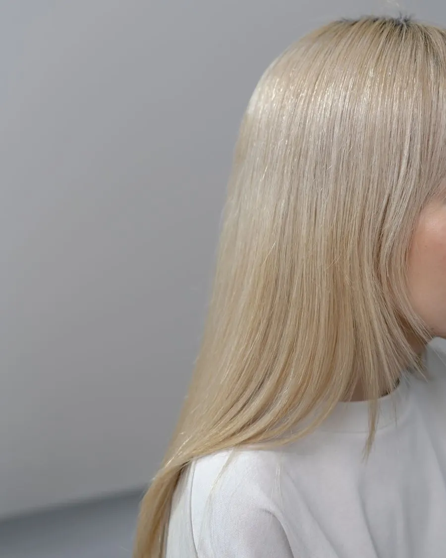 Cabello rubio platino liso y con brillo