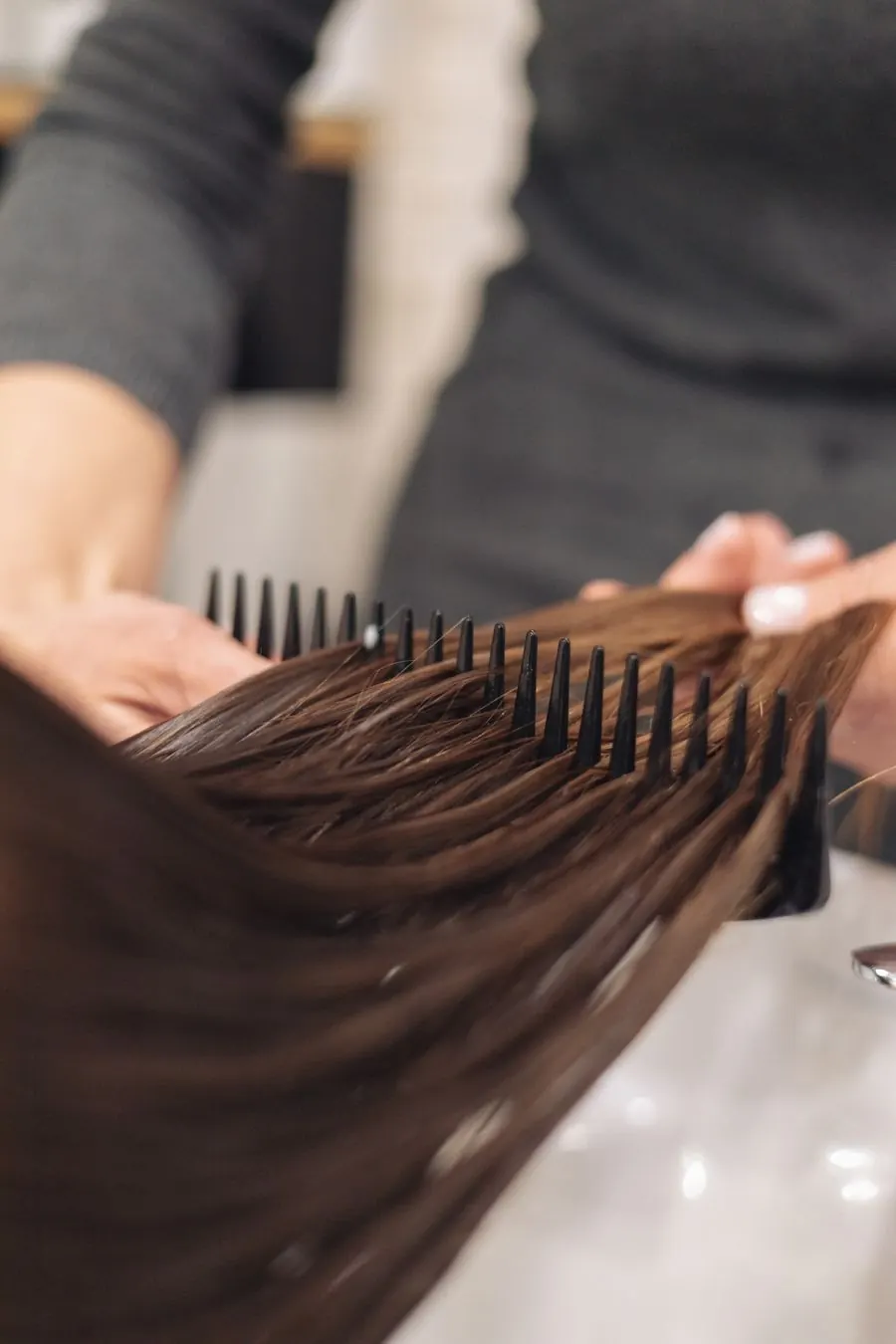 Peinando cabello castaño largo durante el tratamiento